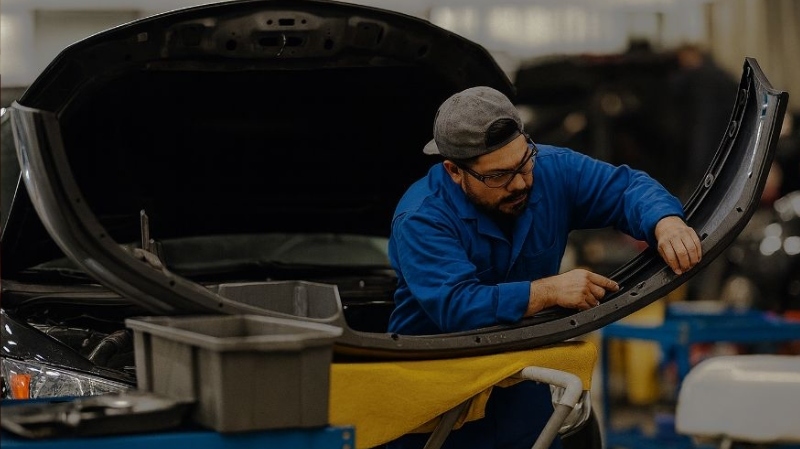 Bumper Repair tech