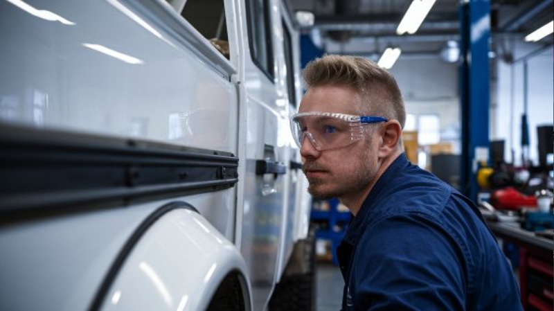Highland Park Collision Repair tech inspecting jeep